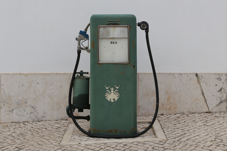 Descubre: ¿puedes poner gasolina en tu coche mientras está encendido?
