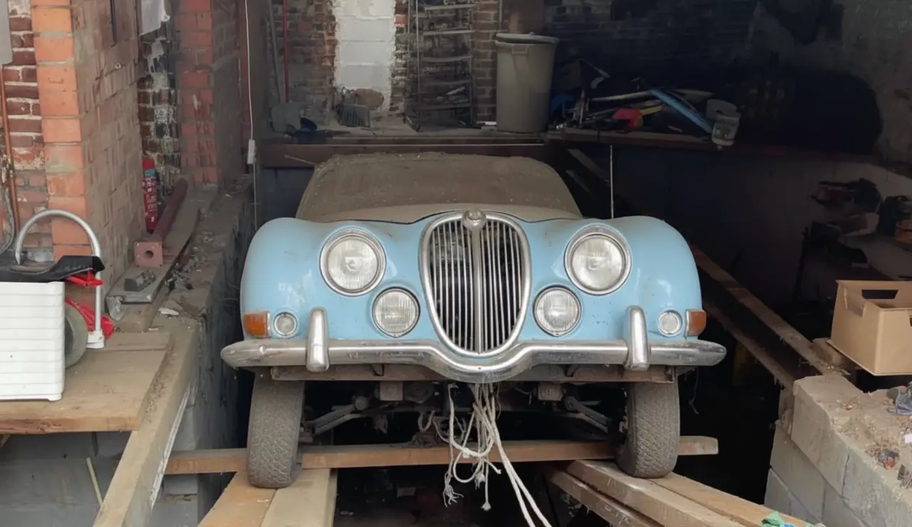 Anticuario descubre un Jaguar de 1964 bajo el suelo del garaje mientras desaloja una casa en Kessel-Lo